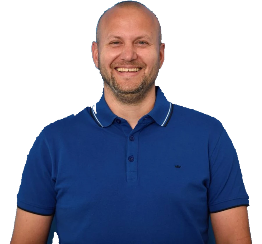 Jurgen, Support Manager bij Asperion, lachend in een donkerblauw poloshirt.