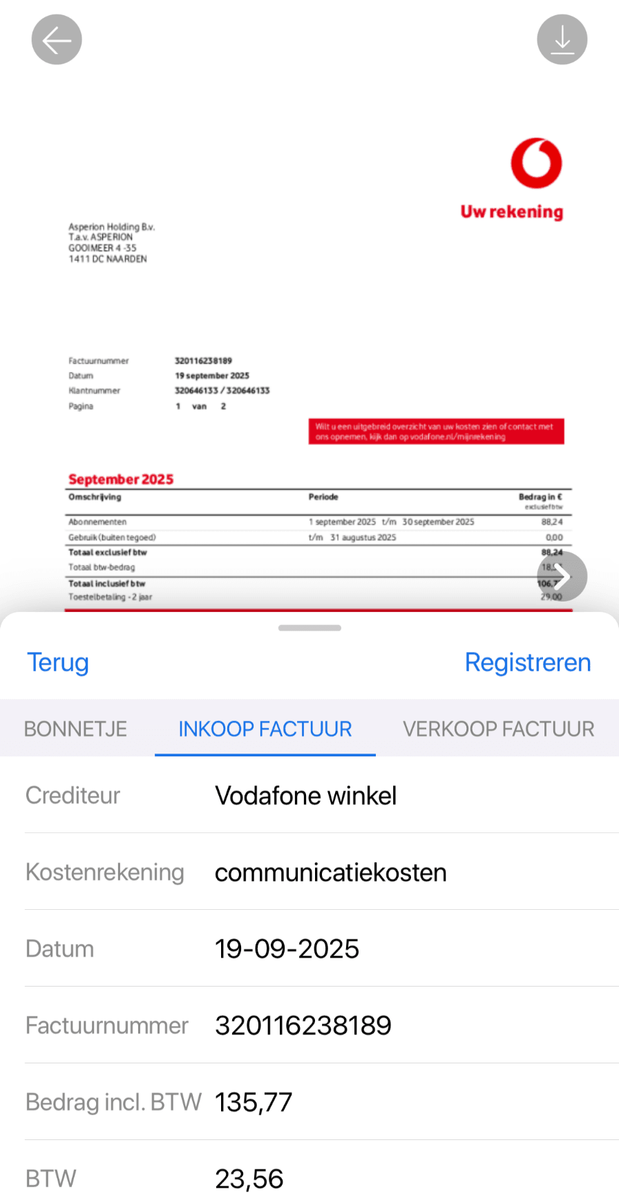 Het registratievenster in de app: bovenin de gescande inkoopfactuur, eronder het tabblad Inkoop factuur met de ingevulde velden Crediteur, Kostenrekening, Datum, Factuurnummer en Bedrag incl. BTW, en rechtsboven de knop Registreren